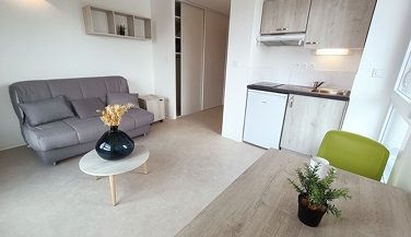 Séjour et kitchenette d'un T1 de la résidence AGIRAS Résistance à Lambersart